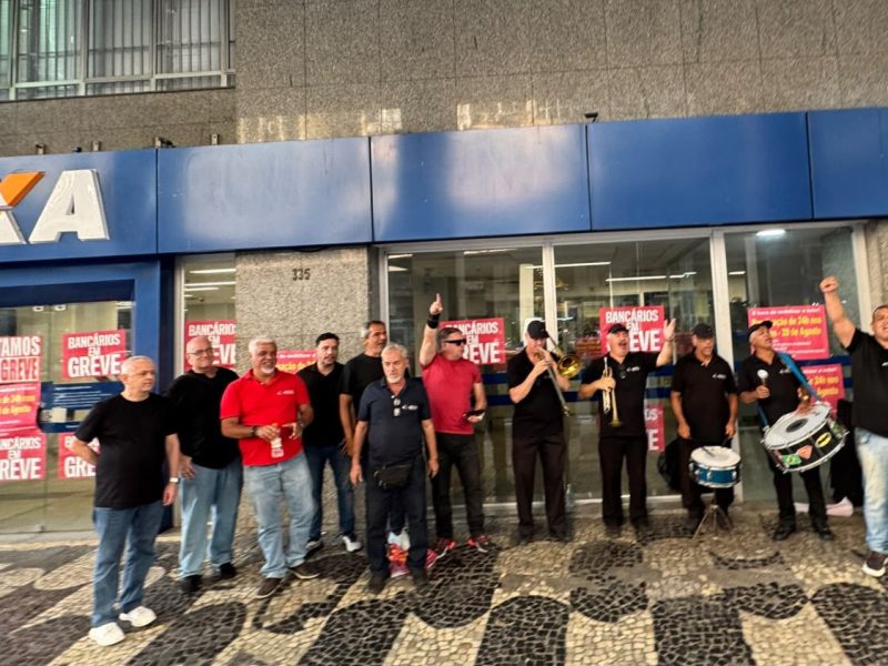 Grupo na frente da Caixa - abre